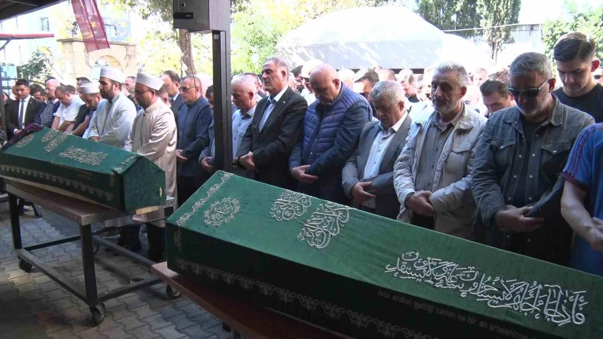 Maltepe’de çöken binada hayatını kaybeden iki kardeş son yolculuğuna uğurlandı