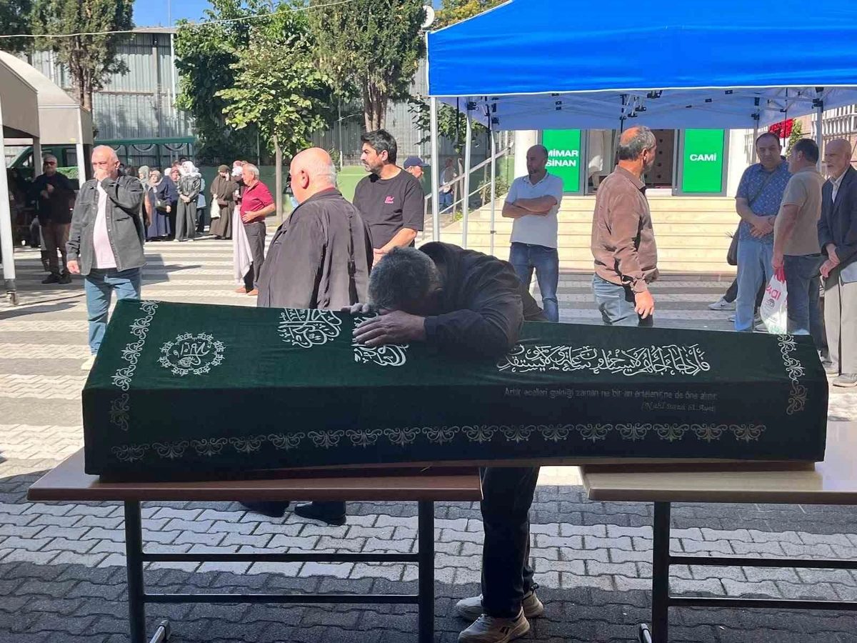 Maltepe’de çöken binada hayatını kaybeden iki kardeş son yolculuğuna uğurlandı