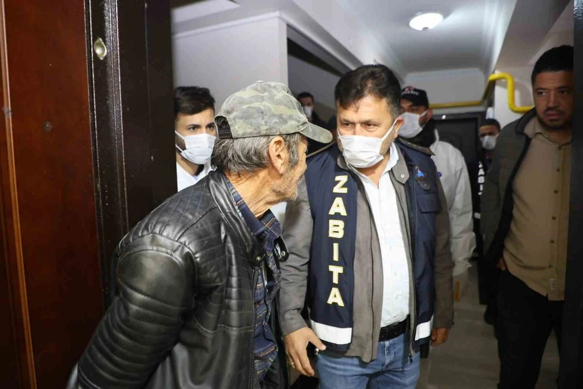 Manisa’da çöp evden 6 kamyon atık çıkarıldı