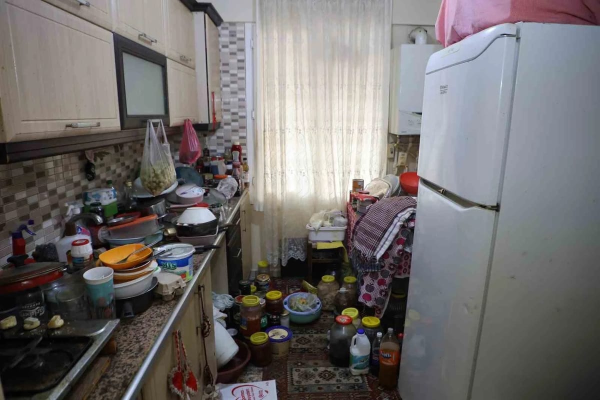 Manisa’da çöp evden 6 kamyon atık çıkarıldı