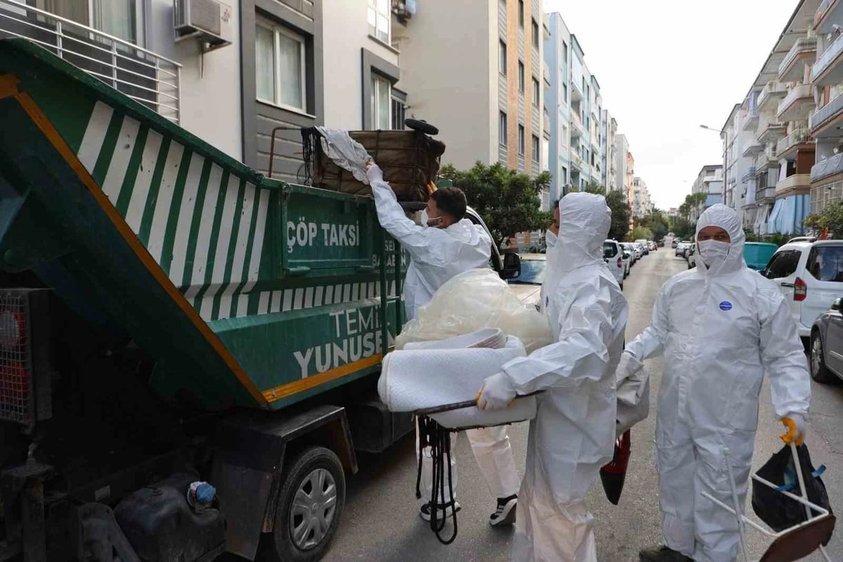 Manisa’da çöp evden 6 kamyon atık çıkarıldı