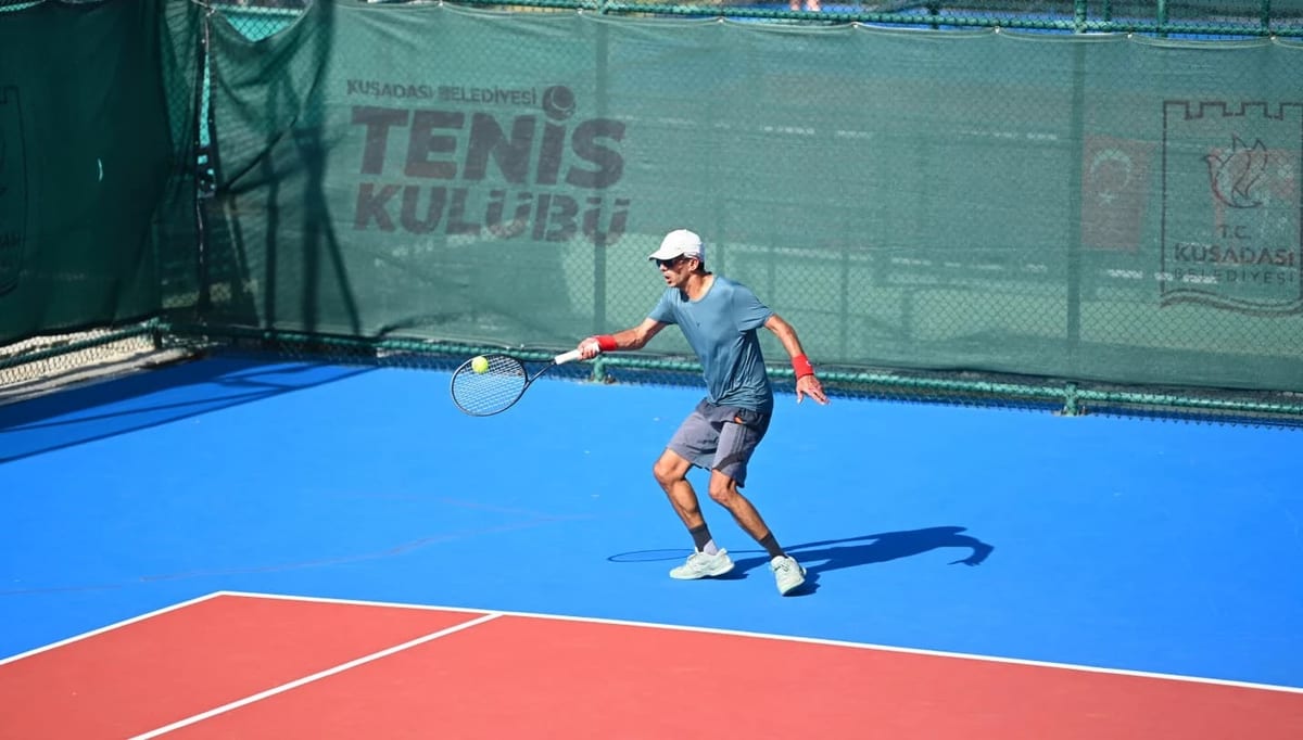 Masters Cumhuriyet Kupası'nda 86 sporcu Kuşadası'nda kortlara çıktı