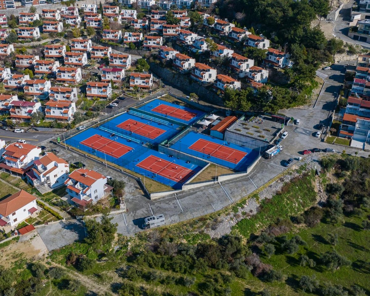 Masters Cumhuriyet Kupası'nda 86 sporcu Kuşadası'nda kortlara çıktı
