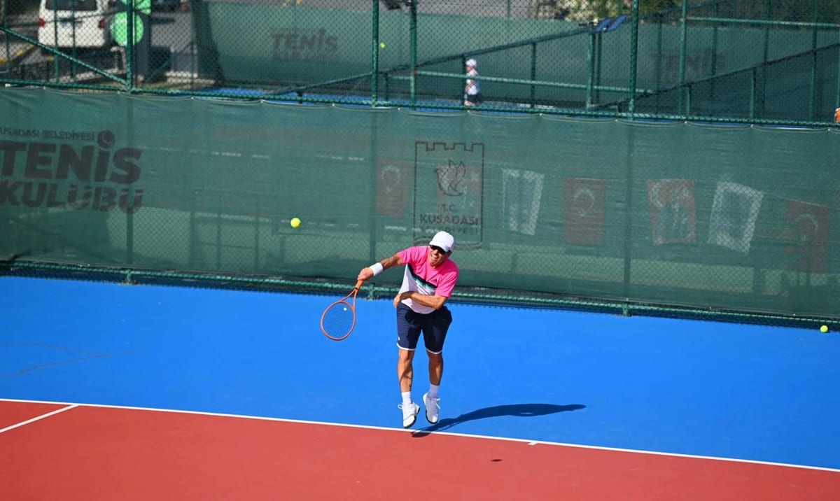 Masters Cumhuriyet Kupası'nda 86 sporcu Kuşadası'nda kortlara çıktı