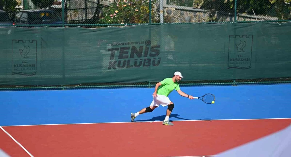 Masters Cumhuriyet Kupası'nda 86 sporcu Kuşadası'nda kortlara çıktı