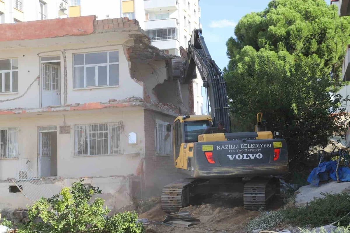 Metruk bina yıkıldı, trafik rahatlayacak