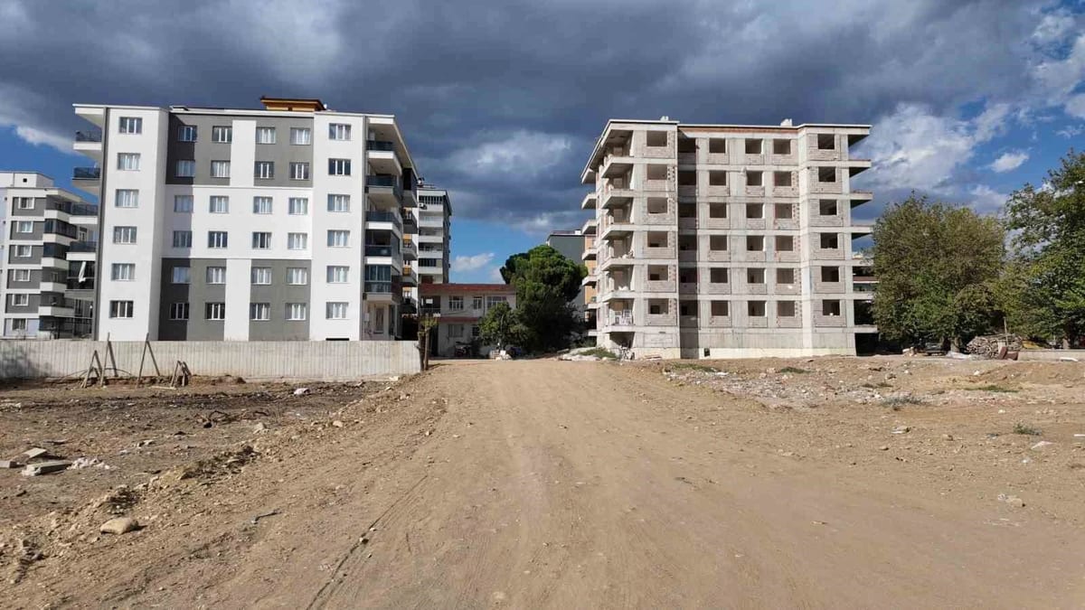 Metruk bina yıkıldı, trafik rahatlayacak