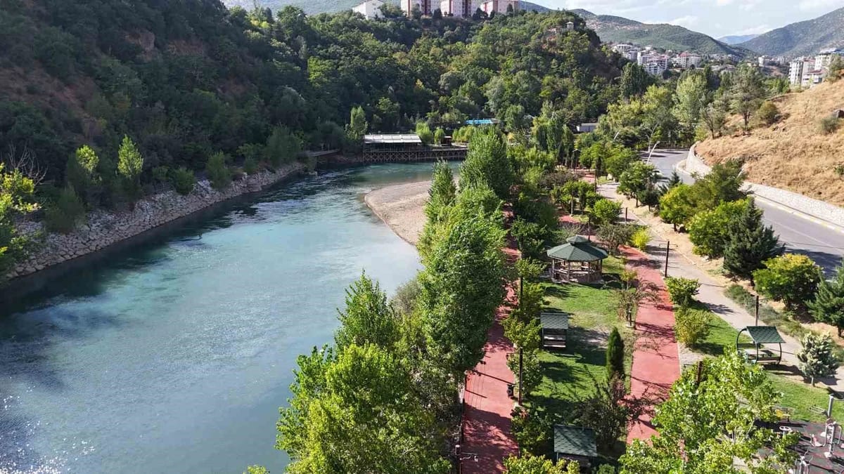 Munzur, sonbaharla birlikte sessizliğe büründü