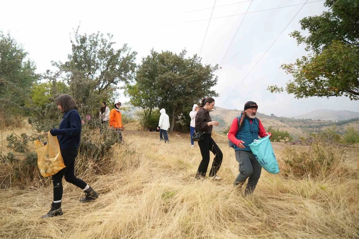 Muş’ta doğaseverler Dünya Yürüyüş Günü’nde 10 kilometre yürüdü