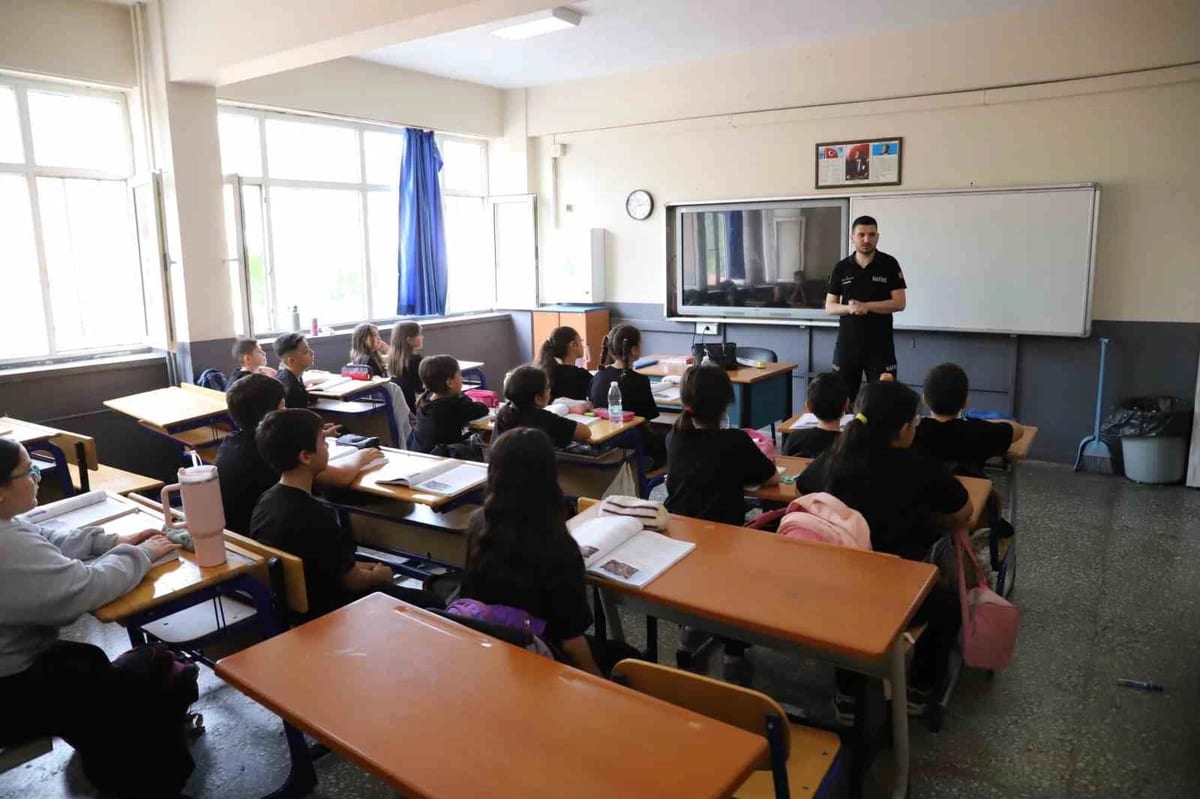 NAFAD ekibi, 13 Ekim kapsamında okullarda afet farkındalık eğitimi verdi