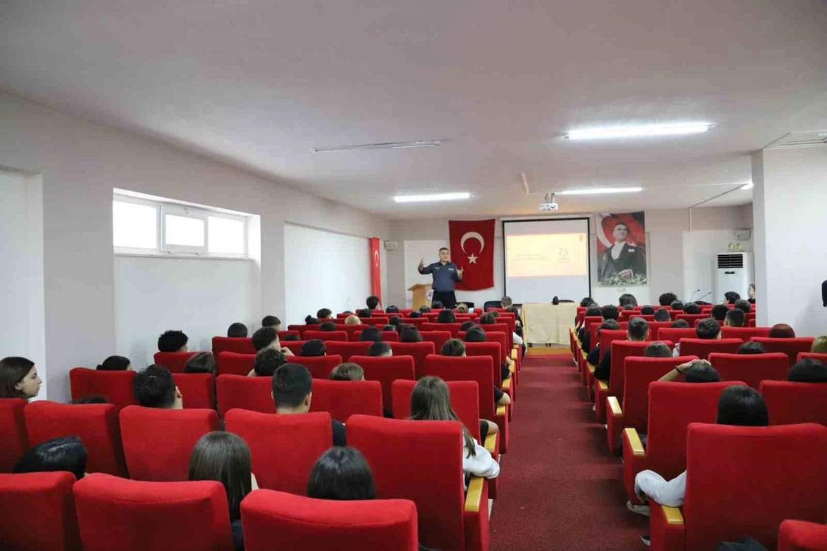 NAFAD ekibi, 13 Ekim kapsamında okullarda afet farkındalık eğitimi verdi