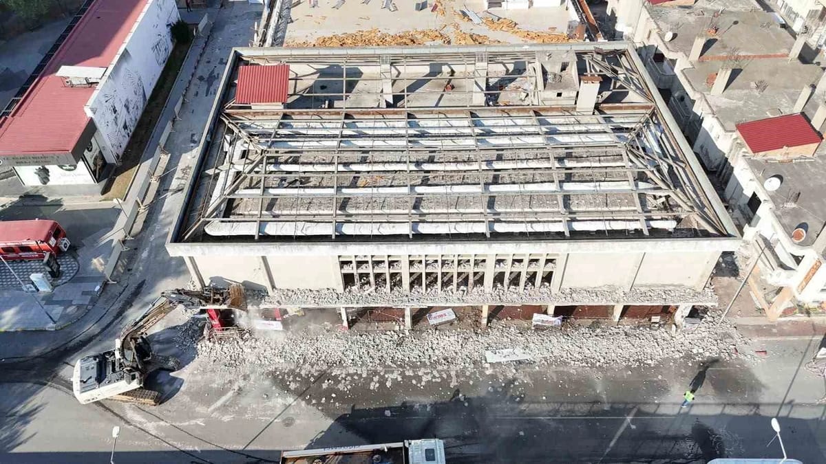 Nazilli Ahmet Şensan Kültür Merkezi’nde yıkım çalışmaları başladı