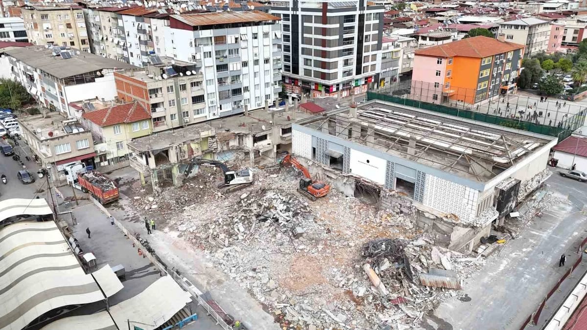 Nazilli Ahmet Şensan Kültür Merkezi’nde yıkım çalışmaları başladı