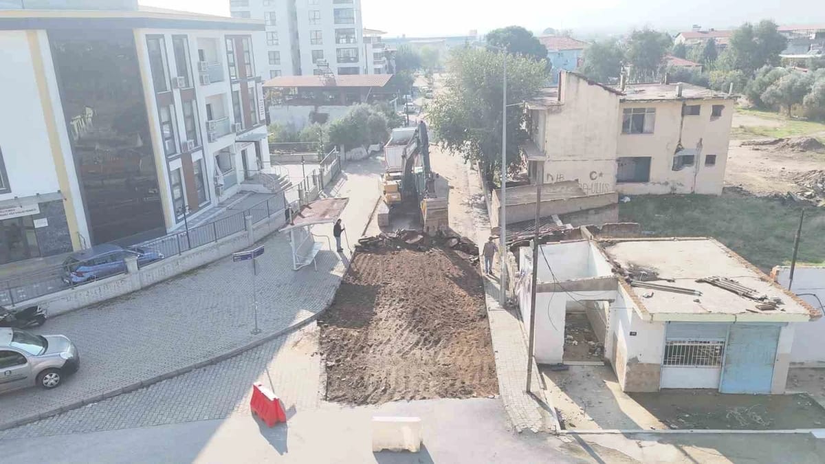 Nazilli'de 520 Sokak'ta yol yenileme: Eski yol kazınıyor, parke taşı döşenecek