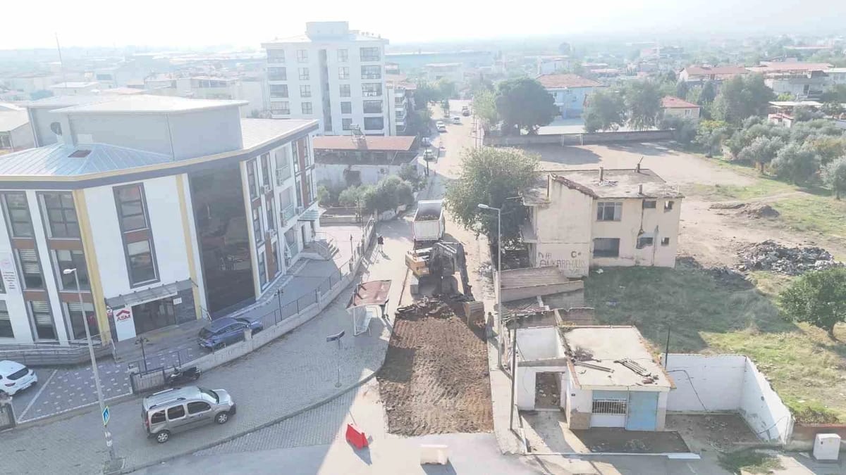 Nazilli'de 520 Sokak'ta yol yenileme: Eski yol kazınıyor, parke taşı döşenecek