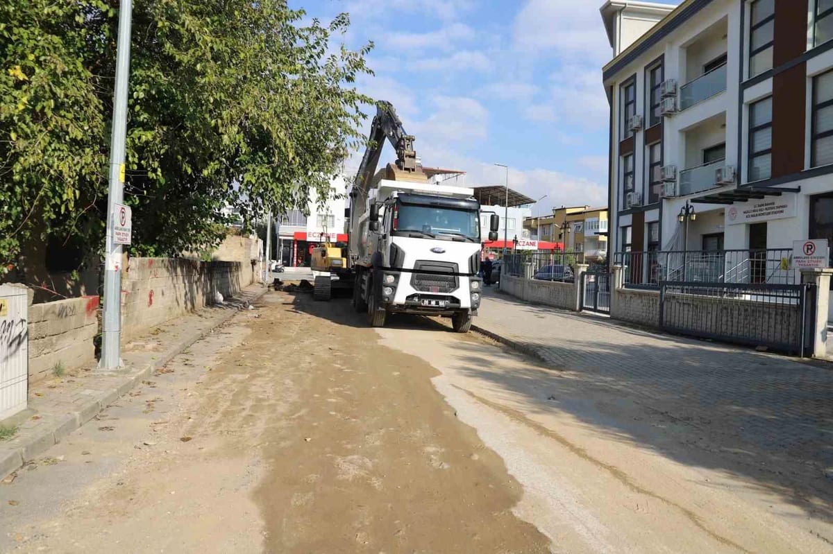 Nazilli'de 520 Sokak'ta yol yenileme: Eski yol kazınıyor, parke taşı döşenecek