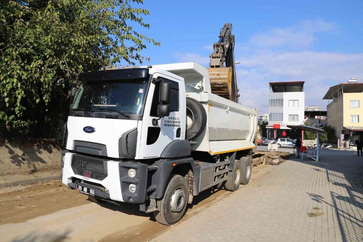 Nazilli'de 520 Sokak'ta yol yenileme: Eski yol kazınıyor, parke taşı döşenecek