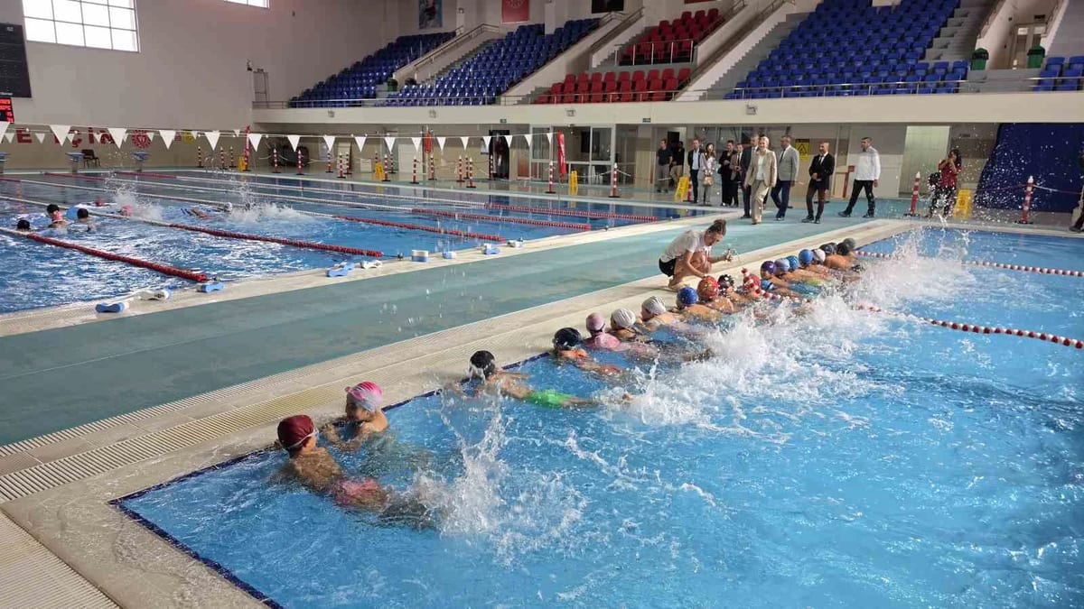 Nazilli’de çocuklar yüzme öğreniyor