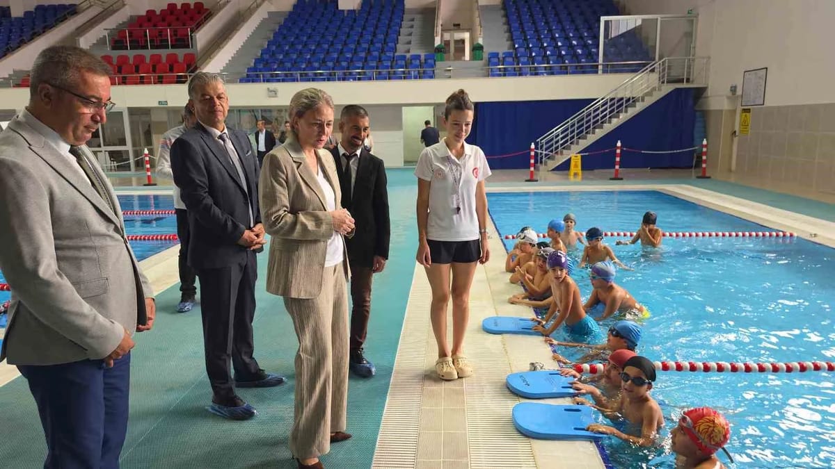 Nazilli’de çocuklar yüzme öğreniyor