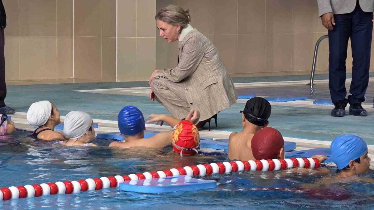 Nazilli’de çocuklar yüzme öğreniyor