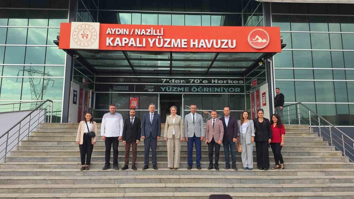 Nazilli’de çocuklar yüzme öğreniyor