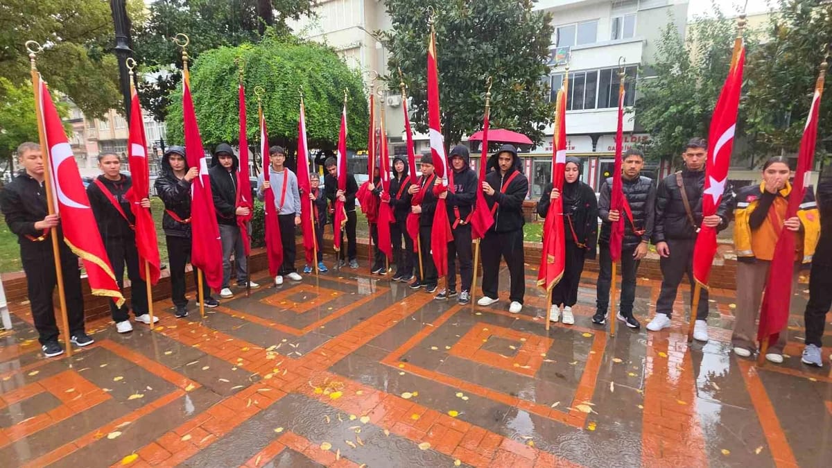 Nazilli'de Cumhuriyet'in 103. yılı çelenk töreni sağanağa rağmen sürdürüldü