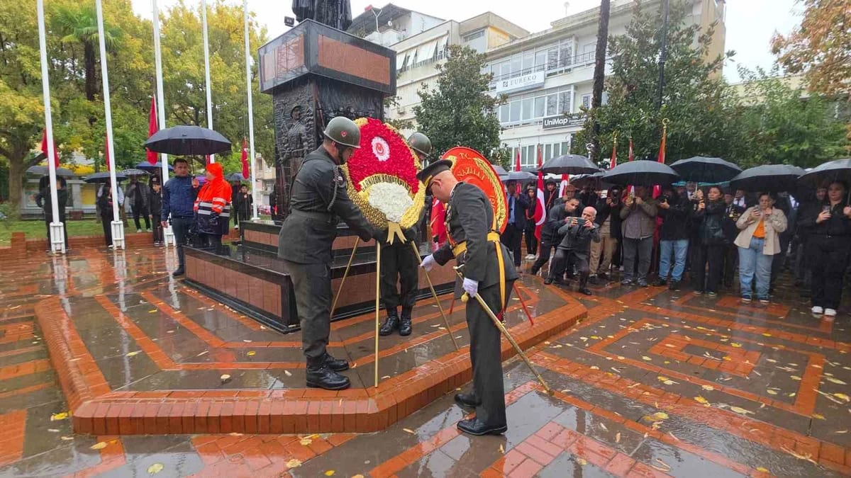 Nazilli'de Cumhuriyet'in 103. yılı çelenk töreni sağanağa rağmen sürdürüldü