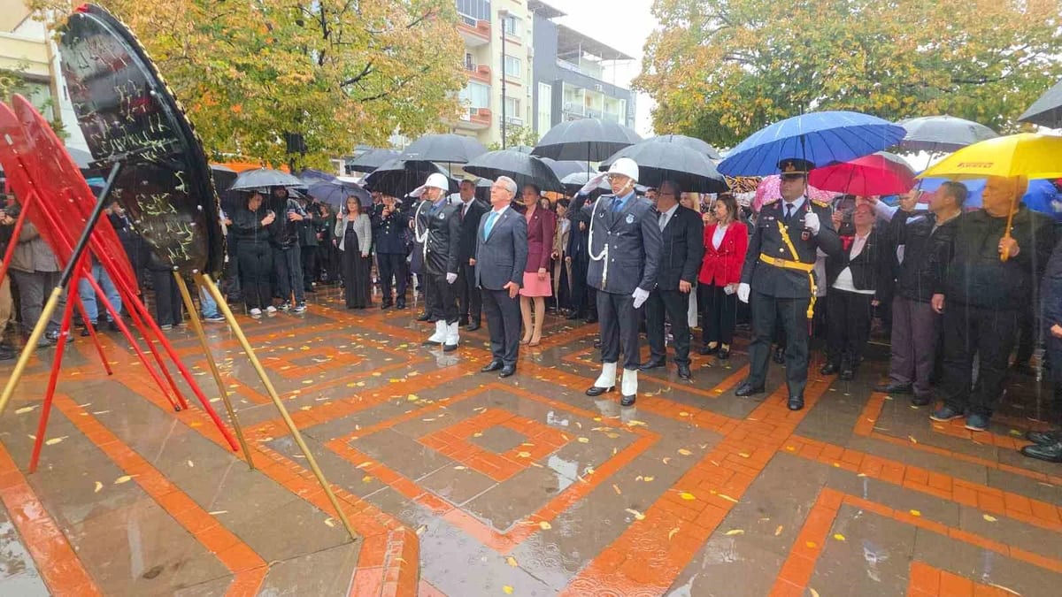 Nazilli'de Cumhuriyet'in 103. yılı çelenk töreni sağanağa rağmen sürdürüldü