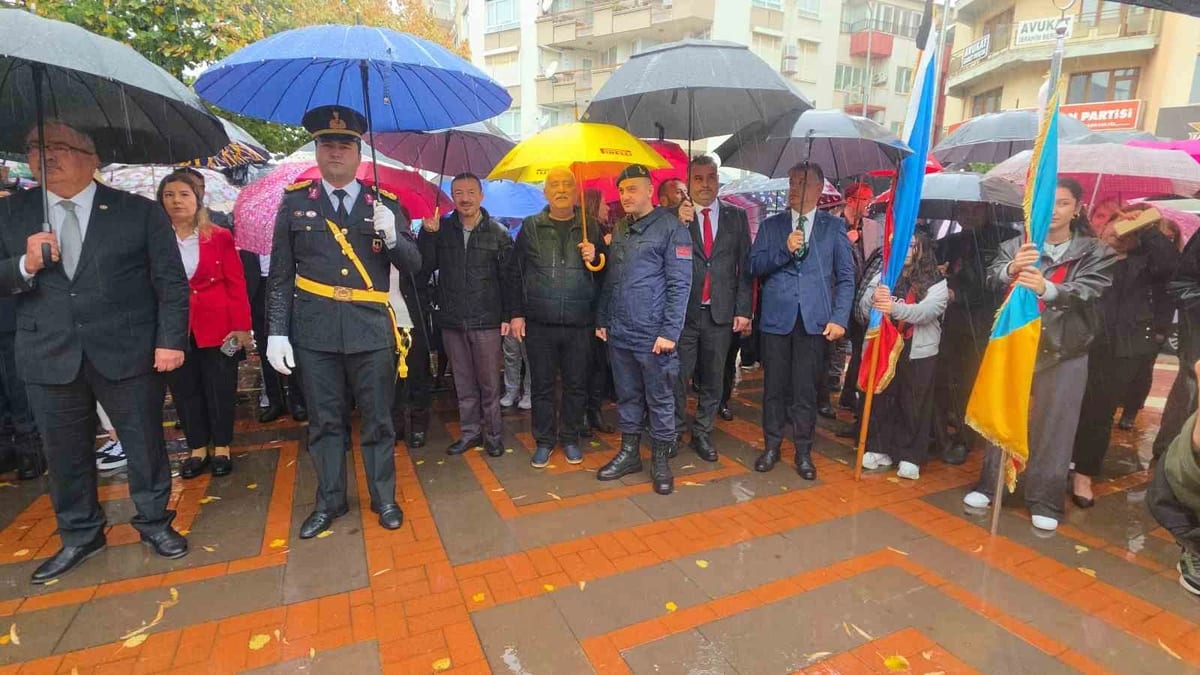 Nazilli'de Cumhuriyet'in 103. yılı çelenk töreni sağanağa rağmen sürdürüldü