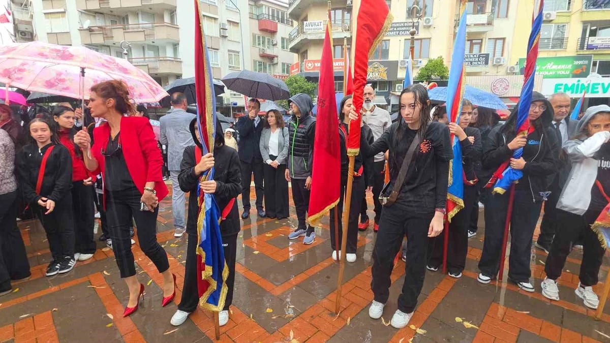 Nazilli'de Cumhuriyet'in 103. yılı çelenk töreni sağanağa rağmen sürdürüldü