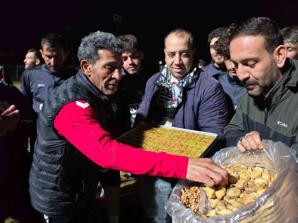 Nazilli Şehir Spor Kulübü'ne taraftardan meşaleli destek, incir ikramı