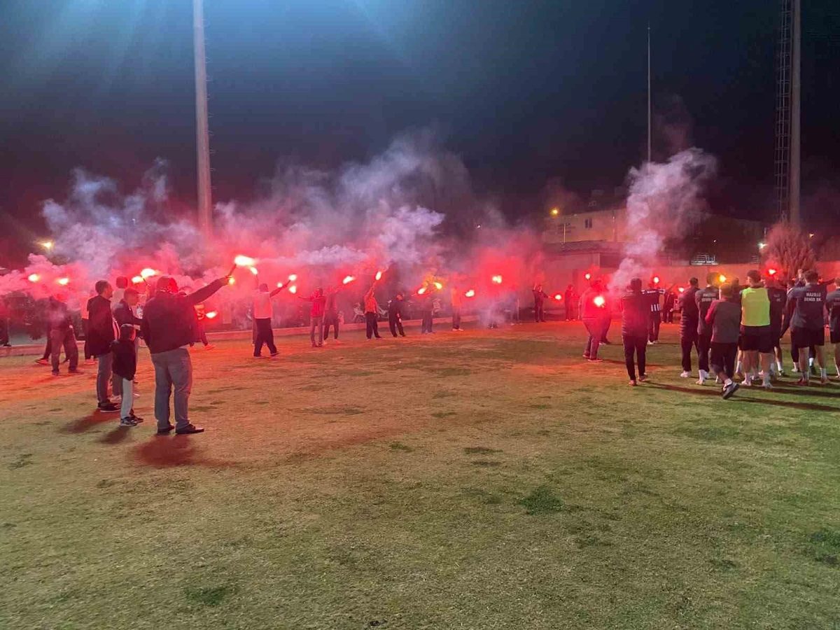 Nazilli Şehir Spor Kulübü'ne taraftardan meşaleli destek, incir ikramı