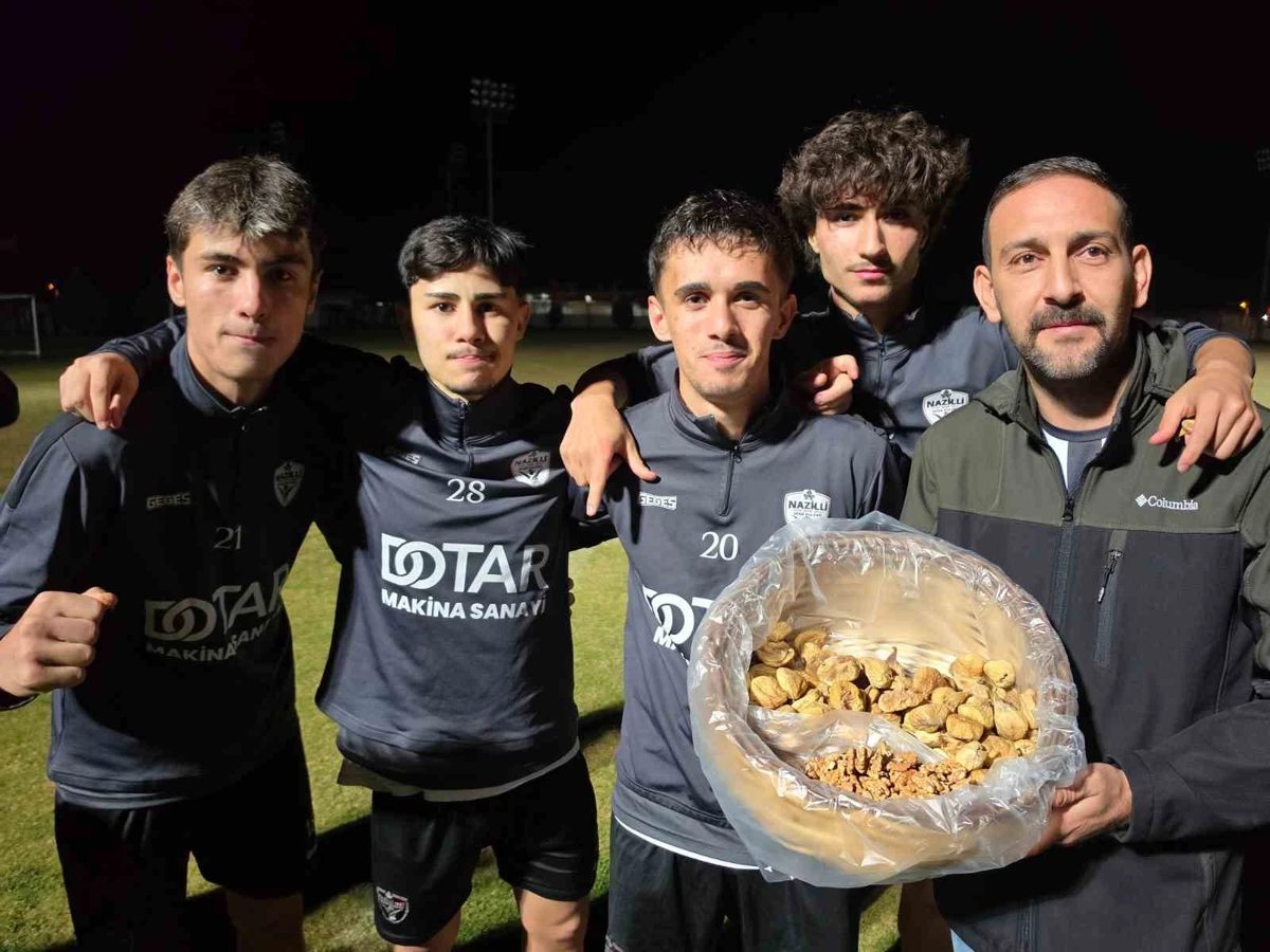 Nazilli Şehir Spor Kulübü'ne taraftardan meşaleli destek, incir ikramı