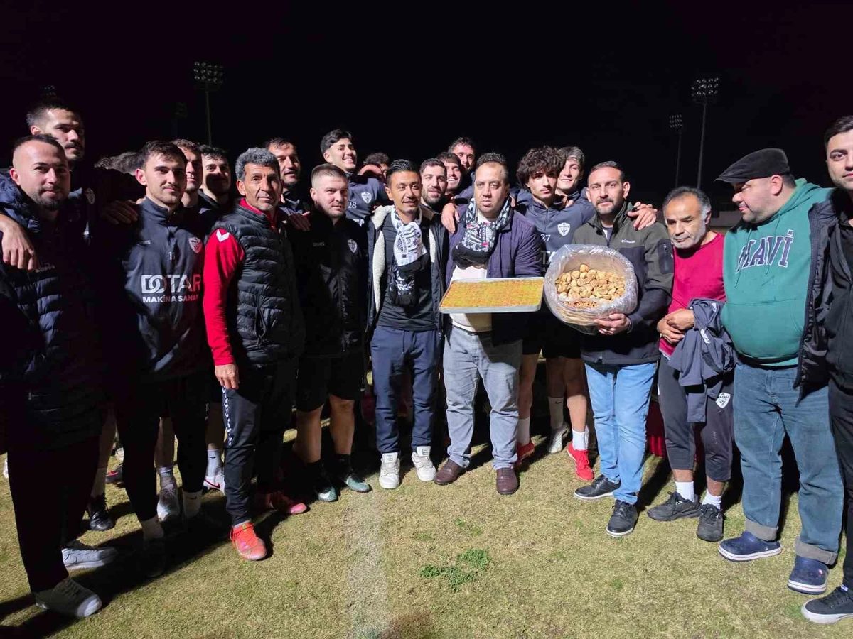 Nazilli Şehir Spor Kulübü'ne taraftardan meşaleli destek, incir ikramı
