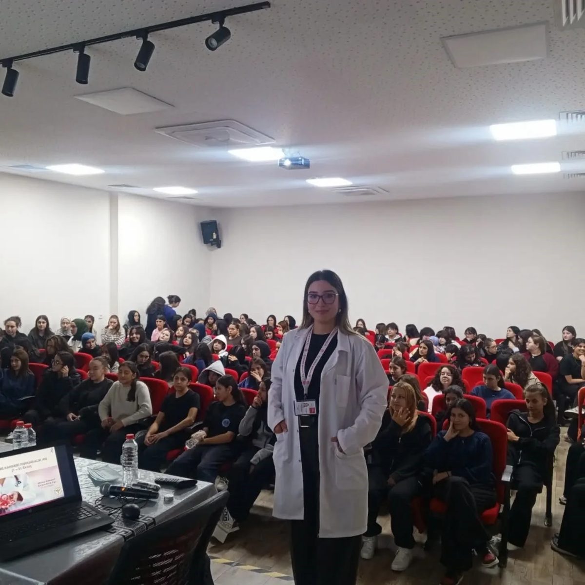 Öğrenci ve öğretmenlere meme kanseri eğitimi verildi