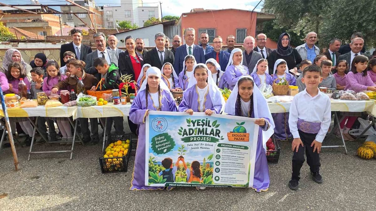 Öğrenciler Aydın'da okul bahçesinde ekolojik pazar kurup satış yaptı