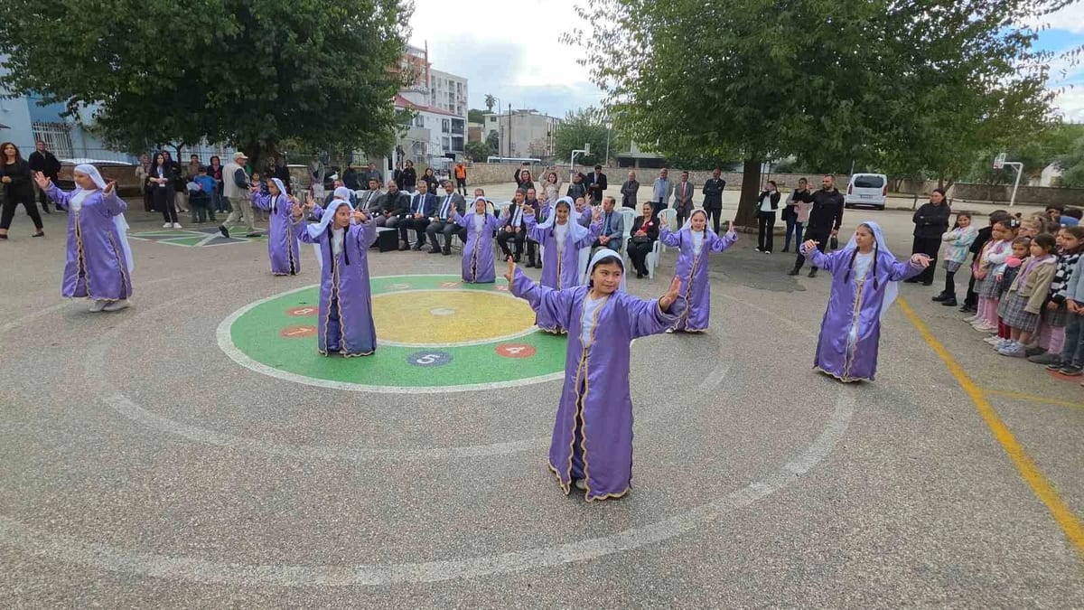 Öğrenciler Aydın'da okul bahçesinde ekolojik pazar kurup satış yaptı