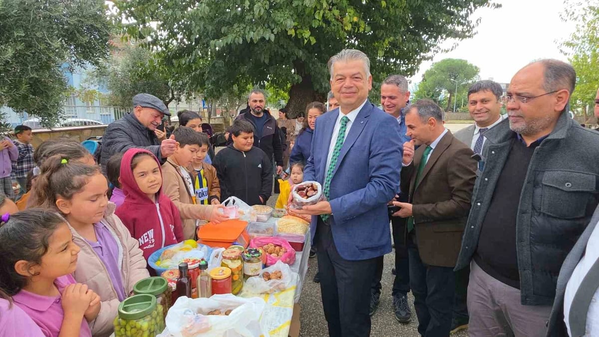 Öğrenciler Aydın'da okul bahçesinde ekolojik pazar kurup satış yaptı