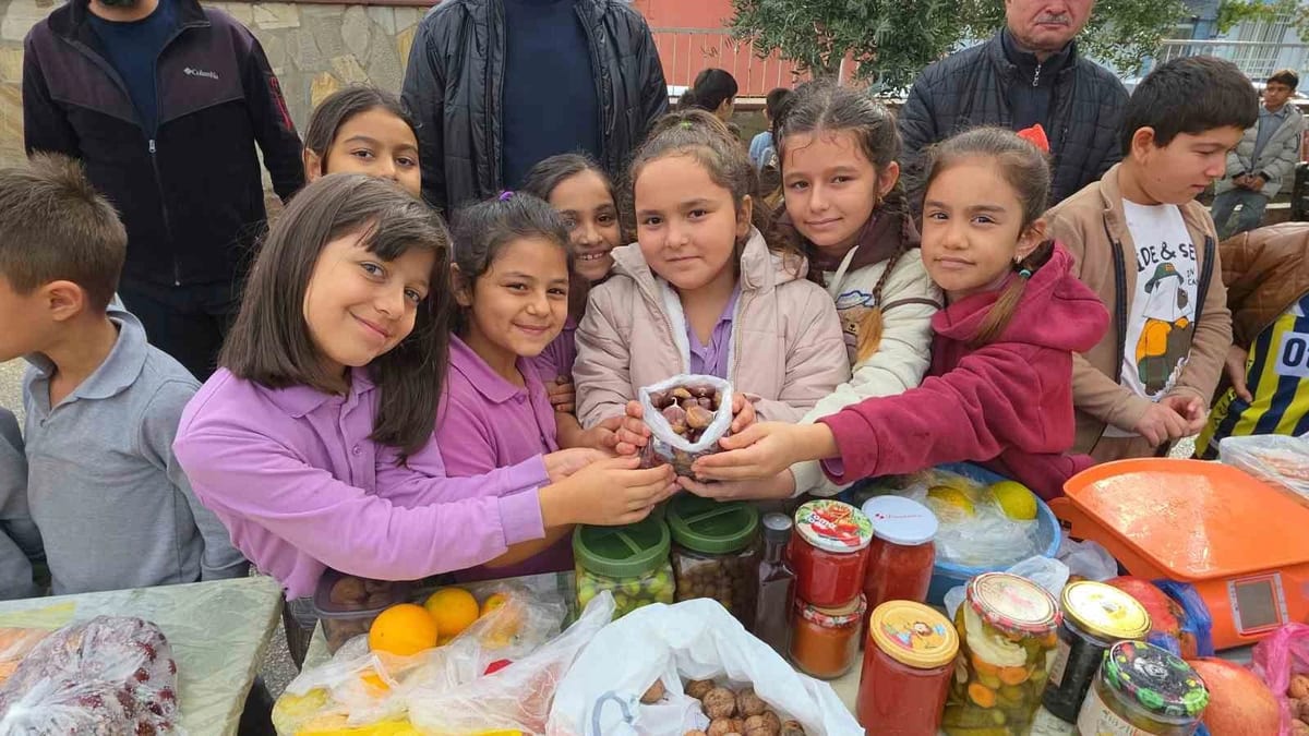 Öğrenciler Aydın'da okul bahçesinde ekolojik pazar kurup satış yaptı
