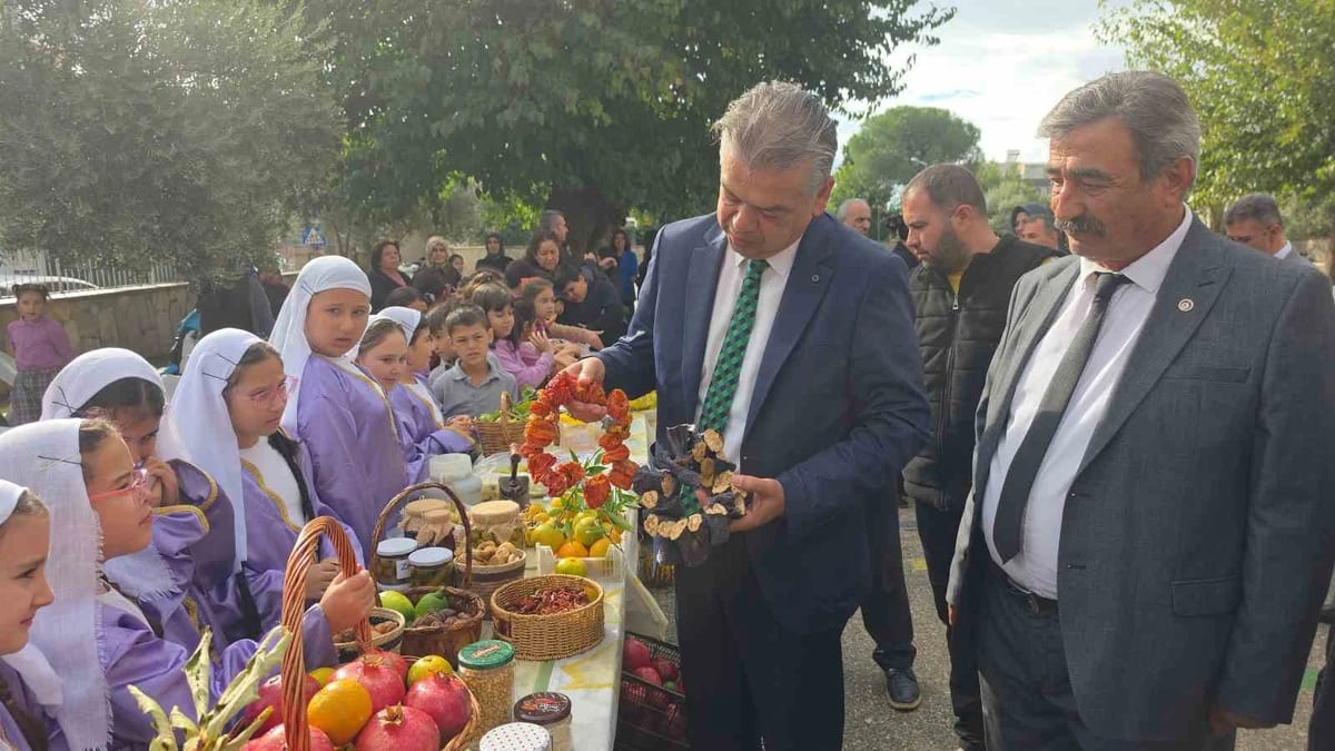 Öğrenciler Aydın'da okul bahçesinde ekolojik pazar kurup satış yaptı