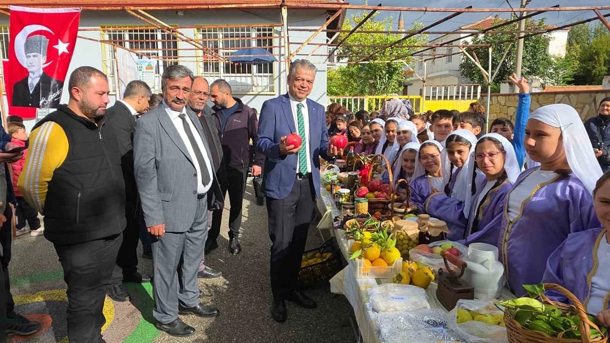 Öğrenciler Aydın'da okul bahçesinde ekolojik pazar kurup satış yaptı