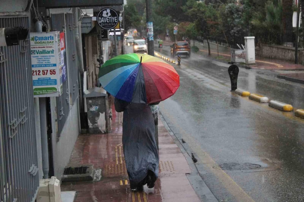 Sağanak yağış Aydın’da etkili oldu; cadde ve sokaklarda su birikintileri oluştu