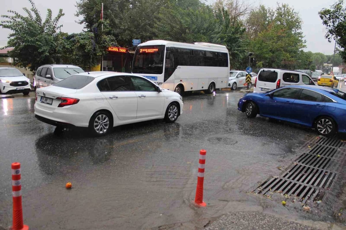 Sağanak yağış Aydın’da etkili oldu; cadde ve sokaklarda su birikintileri oluştu