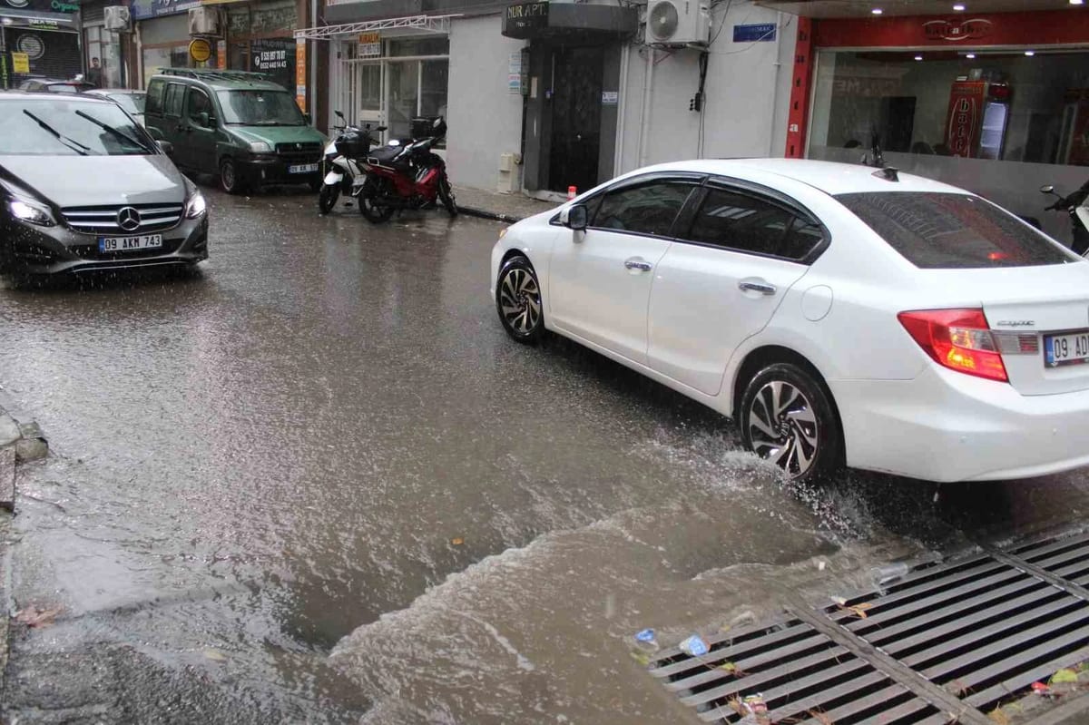 Sağanak yağış Aydın’da etkili oldu; cadde ve sokaklarda su birikintileri oluştu