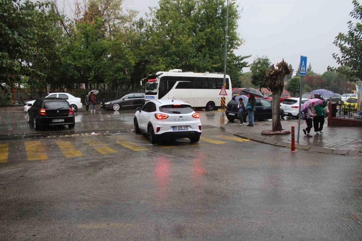 Sağanak yağış Aydın’da etkili oldu; cadde ve sokaklarda su birikintileri oluştu