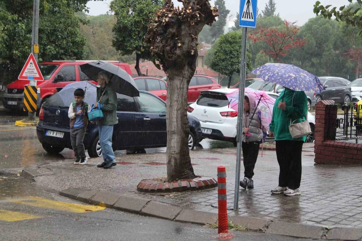 Sağanak yağış Aydın’da etkili oldu; cadde ve sokaklarda su birikintileri oluştu