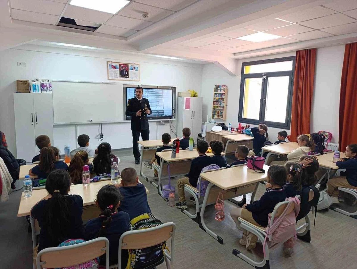Sahil Güvenlik ekipleri öğrencilerle bir araya geldi