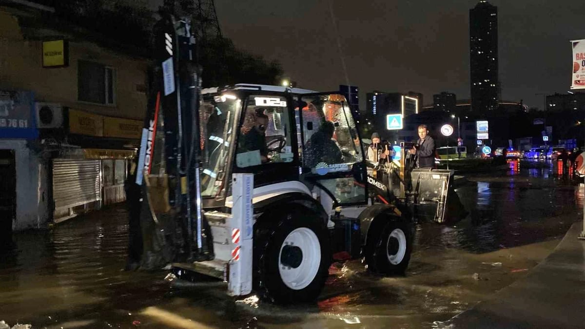 Sarıyer’de selde yolun karşısına geçmeye çalışırken düşen bir kişi hayatını kaybetti