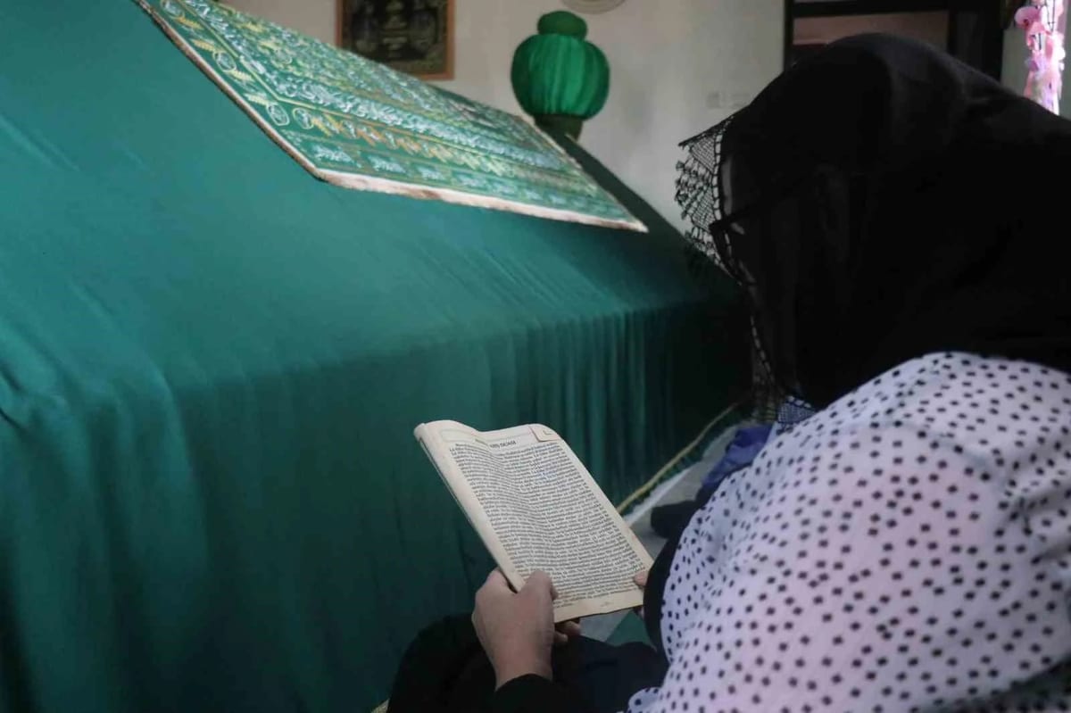Şehre ve nehre adı verildiği rivayet edilen zatın türbesinde huzur buluyorlar