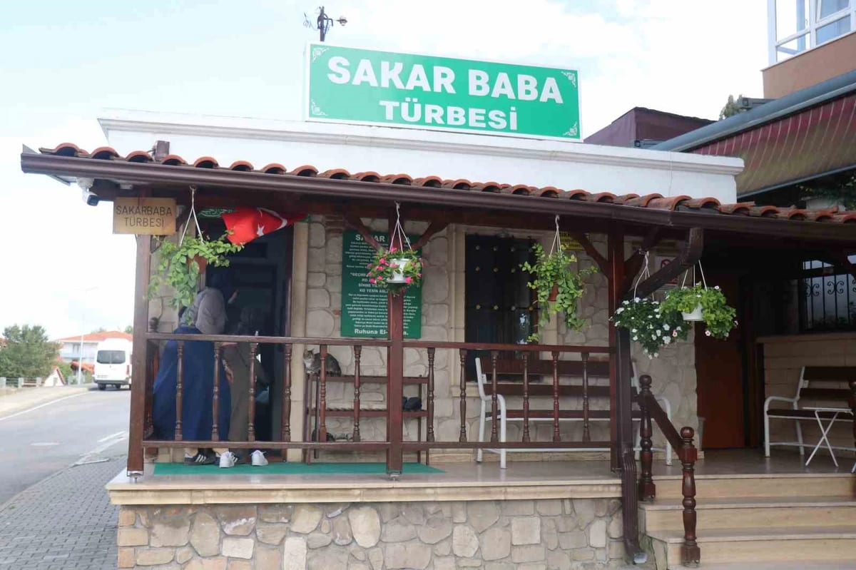 Şehre ve nehre adı verildiği rivayet edilen zatın türbesinde huzur buluyorlar